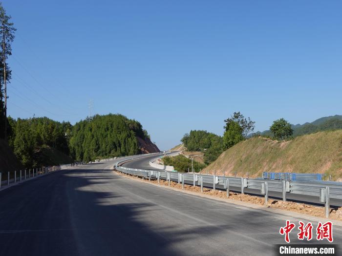 圖為黔江區(qū)過境高速公路的路面?！≈需F建重慶投資集團(tuán)有限公司供圖