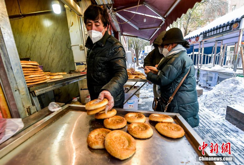 烏魯木齊市文化路，已開門營業(yè)的馕店吸引過往市民前來購買。 劉新 攝