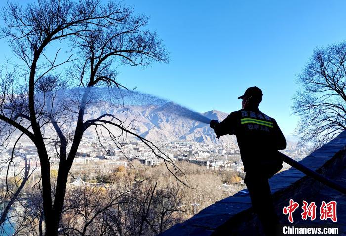 12月6日，布達(dá)拉宮消防救援大隊(duì)在布達(dá)拉宮山體林草區(qū)域開展?jié)窕ぷ??！㈣?攝