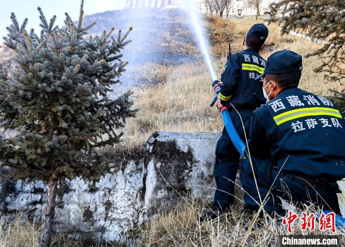 12月6日，布達(dá)拉宮消防救援大隊(duì)在布達(dá)拉宮山體林草區(qū)域開展?jié)窕ぷ鳌！㈣?攝