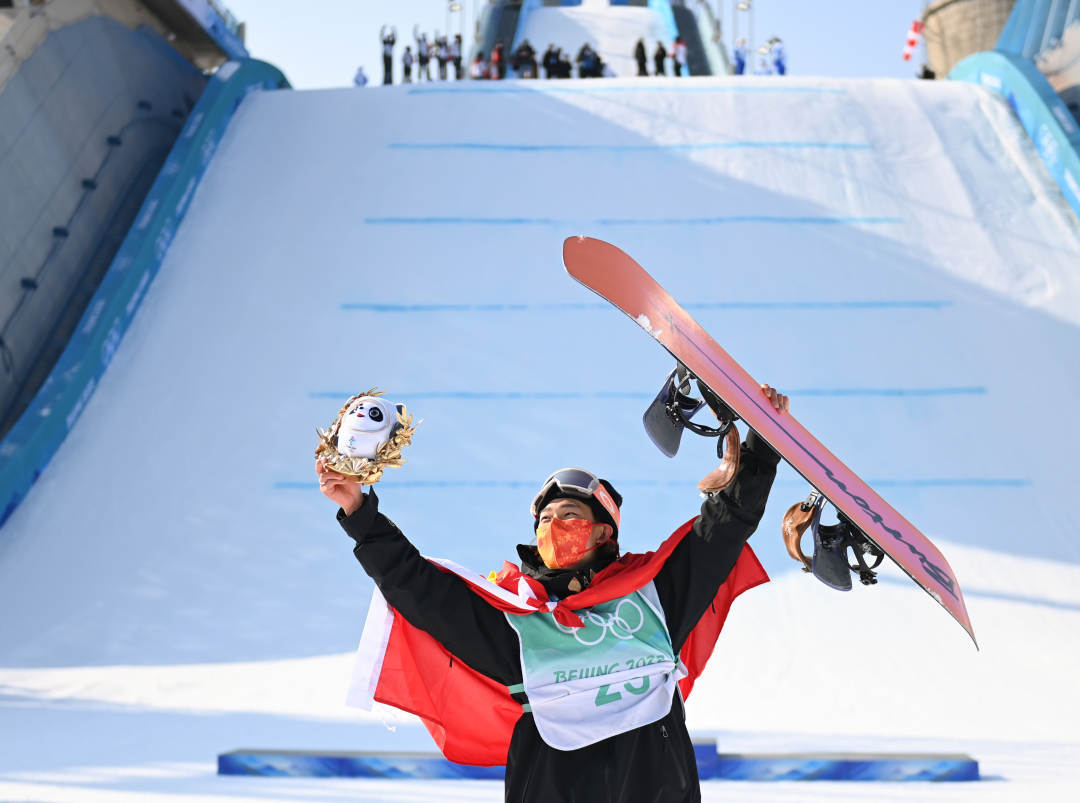 2022年2月15日，中國選手蘇翊鳴在單板滑雪男子大跳臺(tái)決賽奪冠后慶祝。新華社記者黃宗治攝